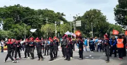 Masa aksi buruh saat memprotes UMP Jakarta 2026 di Jalan Medan Merdeka Selatan, Jakarta Pusat, Kamis, 8 Januari 2026. (Sumber: Poskota/M Tegar Jihad)
