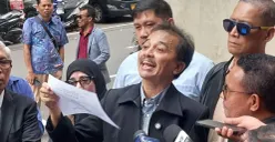 Mantan Menteri Pemuda dan Olahraga (Menpora) Roy Suryo melaporkan tujuh orang yang diduga pendukung Joko Widodo ke Polda Metro Jaya terkait dugaan pencemaran nama baik dan fitnah. (Sumber: Poskota/Ali Mansur)