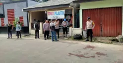 Bercak darah bekas pembacokan sopir ojek di Jalan Garuda 2 RT 09/RW 09, Kelurahan Pasir Gunung Selatan, Kecamatan Cimanggis, Kota Depok, Kamis, 8 Januari 2026. (Sumber: Poskota/Angga Pahlevi)