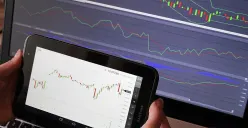 Ilustrasi aktivitas trading dengan memantau pergerakan grafik harga melalui perangkat digital sebagai bagian dari penerapan sistem trading yang terstruktur dan terukur. (Sumber: Istimewa)