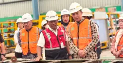 Wali Kota Bogor Dedie A. Rachim (kanan) saat mengunjungi pabrik PT INKA di Banyuwangi untuk merealisasikan transportasi modern berbasis trem. (Sumber: Poskota/Giffar Rivana)