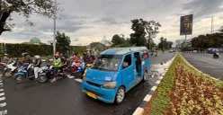 Ilustrasi - Angkot 08, jurusan Cibinong-Pasar Anyar beroperasi di Jalan Raya Bogor. (Sumber: Poskota/Giffar Rivana)