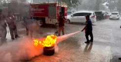 Petugas Damkar memberikan edukasi penanganan kebakaran kepada jurnalis di Mako Damkar, Cibinong, Jumat 9 Januari 2026. (Sumber: Poskota/Giffar Rivana)