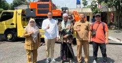 Anggota DPRD Jabar, Abdul Karim menyerahkan bantuan alat dan mesin pertanian (alsintan) kepada tiga kelompok tani di Kabupaten Cianjur. (Sumber: Dok. Istimewa)