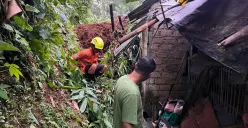 Petugas BPBD Kota Bogor mengevakuasi korban tertimbun material longsor di wilayah Mulyaharja, Kota Bogor. (Sumber: Istimewa)