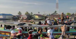 Aktivitas perdagangan tradisional di pasar terapung yang melibatkan pelaku UMKM sektor produksi, salah satu sektor penerima pembiayaan KUR Bank Mandiri sepanjang 2025. (Sumber: Istimewa)