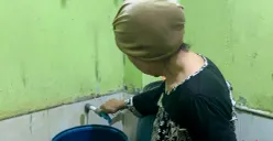 Potret warga di Kelurahan Jembatan Besi, Kecamatan Tambora, Jakarta Barat, sedang menyalakan keran air, Jumat, 9 Januari 2026 (Sumber: Poskota/ Pandi Ramedhan)