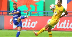 Gelandang Persib Bandung asal Argentina, Luciano Guaycochea (biru). (Sumber: Poskota/Gatot Poedji Utomo)