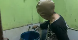 Harijani (64) warga RT 09 RW 03 Kelurahan Jembatan Besi, Tambora, Jakarta Barat, saat mencoba menyalakan kran yang airnya tidak mengalir dan keruh, Jumat, 9 Januari 2026. (Sumber: Poskota/Pandi Ramedhan)