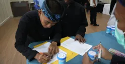 Petugas Rutan Kelas I Tangerang saat melaksanakan tes urine. (Sumber: Poskota/Veronica Prasetio)