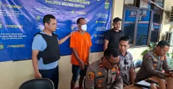 Pelaku pembunuhan seorang juru parkir di Cilangkap, Tapos, Kota Depok berhasil diamankan polisi, beserta sejumlah barang bukti. (Sumber: Poskota/Angga Pahlevi)