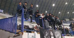 Bobotoh memadati tribun Stadion Gelora Bandung Lautan Api (GBLA), Kecamatan Gedebage, Kota Bandung. (Sumber: Poskota/Gatot Poedji Utomo)