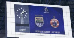Pemain Persib Bandung dan Persija Jakarta bersiap menjalani laga panas El Clasico Indonesia pada pekan ke-17 Super League 2025/2026 di Stadion GBLA, Bandung. (Sumber: Instagram/@Persib)