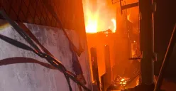 Kebakaran melahap bangunan rumah tinggal dan konveksi di RW 09 Kelurahan Jembatan Besi Kecamatan Tambora, Jakarta Barat, Minggu, 10 Januari 2026. (Sumber: Gurkarmat Jakarta Barat)