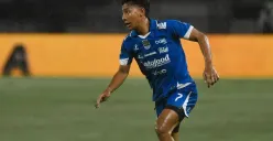 Update babak pertama pertandingan Persib vs Persija dalam lanjutan pekan ke-17 BRI Super League sore ini, Minggu, 11 Januari 2026. (Sumber: Instagram/@backham_put7)