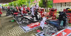 AHM bersama jaringan dealer Honda menyalurkan service motor gratis dan bantuan kebutuhan pokok bagi lebih dari 3.000 korban bencana di Aceh, Sumut, dan Sumbar. (Sumber: AHM)