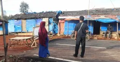 Sejumlah warga saat melihat kondisi pembangunan di kawasan Hunian Sementara di Lebak Gedong, Kabupaten Lebak. (Sumber: Dok. Warga)