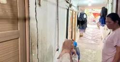 Kondisi rumah warga di Muara Baru, Jakarta Utara yang terlihat retak, Minggu, 11 Januari 2025. (Sumber: Poskota/M Tegar Jihad)