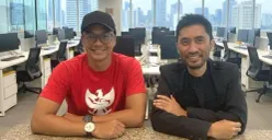 Baju merah pakai topi Adly Fairuz didampingi kuasa hukumnya Andy RH Gultom, SH (baju hitam). (Sumber: Istimewa)