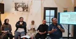 Founder Lembaga Survei KedaiKOPI, Hendri Satrio (kanan), saat membeberkan hasil risetnya di Tebet, Jakarta Selatan, Minggu, 11 Januari 2026. (Sumber: Poskota/Ali Mansur)