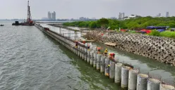 Ilustrasi pembangunan tanggul di pesisir utara Jakarta. (Sumber: dsda.jakarta.go.id)