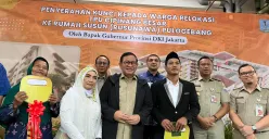 Gubernur Jakarta, Pramono Anung menyerahkan secara simbolis kunci hunian Rumah Susun Pulo Gebang, Jakarta Timur, kepada warga yang sebelumnya tinggal di Taman Pemakaman Umum (TPU) Kebon Nanas, Senin, 12 Januari 2025. (Sumber: Poskota/M Tegar Jihad)