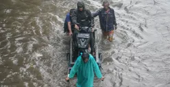 Banjir merendam sejumlah wilayah di Jakarta akibat intensitas hujan yang tinggi pada Senin, 12 Januari 2026 (Sumber: Poskota/Bilal Nugraha)