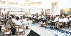 Pemkab Bogor mengikuti rapat koordinasi dengan Gubernur Jabar Dedi Mulyadi terkait optimasi SiLPA di Gedung Sate, Kota Bandung. (Sumber: Dok. Pemkab Bogor)