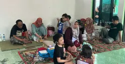 Warga Kelurahan Jembatan Besi, Kecamatan Tambora, Jakarta Barat, mengungsi di musola Nurul Yaqin, pasca kebakaran yang melanda rumah mereka, Senin 12 Januari 2026. (Sumber: Poskota/Pandi Ramedhan)