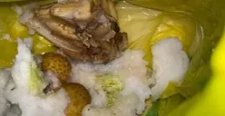 Kemasan menu MBG yang dibungkus denan plastik kresek di Kecamatan Sukaresmi, Pandeglang. (Sumber: tangkapan layar)