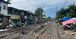 Suasana di lokasi rel kereta kawasan Pekojan, Tambora, Jakarta Barat, yang kerap menjadi lokasi tawuran antar kelompok, Senin, 12 Januari 2026. (Sumber: Poskota/Pandi Ramedhan)