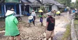 Puluhan warga Kampung Kalapa Cagak, di Desa Teluklada, Kecamatan Sobang, Pandeglang, saat gotong royong bangun jalan. (Sumber: Dok. Warga)