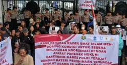Ratusan massa yang tergabung dalam Gerakan Kader Umat Islam menggelar aksi demonstrasi di depan Kantor Kementerian Komunikasi dan Digital (Komdigi), Senin, 12 Januari 2026. (Sumber: Istimewa)