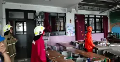 Sebuah atap pada bangunan kelas SD Negeri (SDN) 05 Pademangan Timur, Pademangan, Jakarta Utara roboh, Senin, 12 Januari 2026. (Sumber: BPBD DKI)