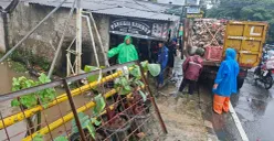 Wadanramil Sawangan Kapten Inf Sumarno turun langsung menangani luapan air Kali Angke hingga membanjiri masuk ke dalam kantor BJB dan Samsat Bojongsari Lama hingga pelayanan ditutup sementara waktu. (Sumber: Poskota/Angga Pahlevi)