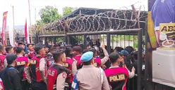 Aparat kepolisian menahan aksi bobotoh yang memaksa masuk ke dalam stadion, Minggu 11 Januari 2025. (Sumber: Poskota/Gatot Poedji Utomo)