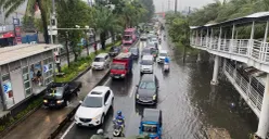 Pantauan arus lalu lintas di Jalan Daan Mogot, Cengkareng, Jakarta Barat, yang padat karena adanya genangan, Senin, 12 Januari 2026. (Sumber: Poskota/Pandi Ramedhan)