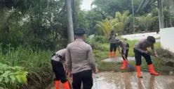Anggota Sat Samapta Polres Bogor saat membersihkan bekas banjir di wilayah Bunar, Parungpanjang. (Sumber: Polres Bogor)