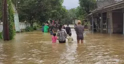 Akses jalan di jalur Pagelaran-Patia di Kabupaten Pandeglang terendam banjir. (Sumber: Poskota/ Samsul Fatoni)