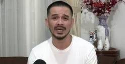 Roby Tremonti saat menyampaikan klarifikasi terbuka dalam program Star Update, menegaskan keinginannya mengakhiri konflik dan membersihkan nama baiknya. (Sumber: Youtube/@Starpro Indonesia)