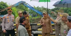 Wali Kota Jakarta Barat, Iin Mutmainnah saat meninjau pengerukan Kali Sepak di Kelurahan Kembangan Utara, Kembangan, Jakarta Barat, Selasa, 13 Januari 2026. (Sumber: Poskota/Pandi Ramedhan)