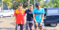 Polisi menggiring dua pelaku pengeroyokan dan pembacokan kepada pria di Bogor. (Sumber: Polsek Dramaga)