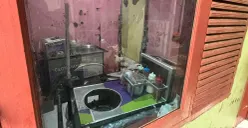 Suasana di rumah kontrakan tukang cilok yang ditusuk oleh temannya yang juga tukang cilok di Kembangan, Jakarta Barat, Selasa, 13 Januari 2026. (Sumber: Poskota/Pandi Ramedhan)