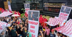 Ratusan masa aksi dari Grakan Kader Umat Islam melakukan longmarch dari Universitas Atma Jaya Menuju Polda Metro Jaya, Selasa, 13 Januari 2026. (Sumber: Istimewa)