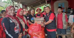 Jajaran DPC PDI Perjuangan Pandeglang saat menyerahkan bantuan sembako. (Sumber: Poskota/Samsul Fatoni)