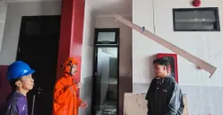 Kondisi salah satu ruangan di SDN 05 Pademangan yang atapnya roboh. (Sumber: Poskota/M Tegar Jihad)