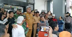 Bupati Bogor, Rudy Susmanto menemui para demonstran di depan kantor Kecamatan Cigudeg. (Sumber: Dok. Istimewa)