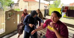 Layanan kesehatan Polres Metro Tangerang Kota kepada korban banjir di Posko Banjir Damkar, Kecamatan Benda. (Sumber: Dok. Polres Metro Tangerang Kota)