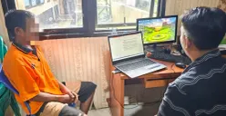 Pelaku curanmor saat menjalani pemeriksaan di ruang Unit Reskrim Polsek Carenang. (Sumber: Polsek Carenang)