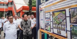 Gubernur Jakarta, Pramono Anung meninjau pembongkaran tiang monorel mangkrak di Jalan Rasuna Said, Setiabudi, Jakarta Selatan, Rabu, 14 Januari 2025. (Sumber: Poskota/Bilal Nugraha Ginanjar)